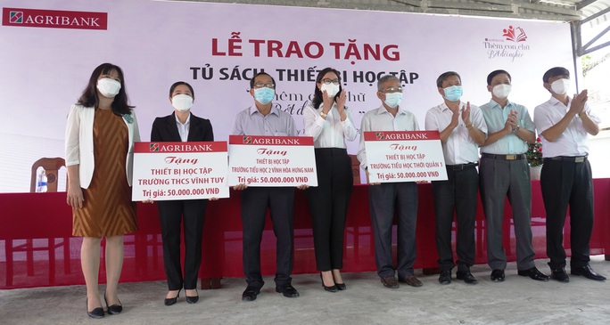 Agribank Kiên Giang II tổ chức lễ trao thiết bị học tập “Thêm con chữ, bớt đói nghèo” tại huyện Gò Quao - Ảnh 1.