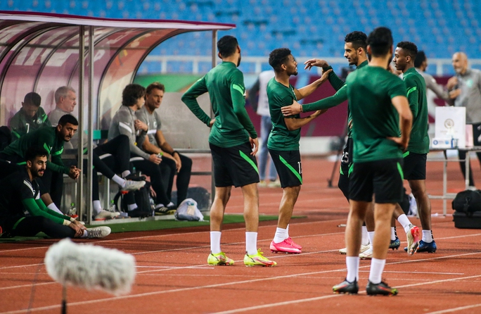 CLIP: Đội tuyển Ả Rập Saudi tập làm quen sân Mỹ Đình - Ảnh 6.