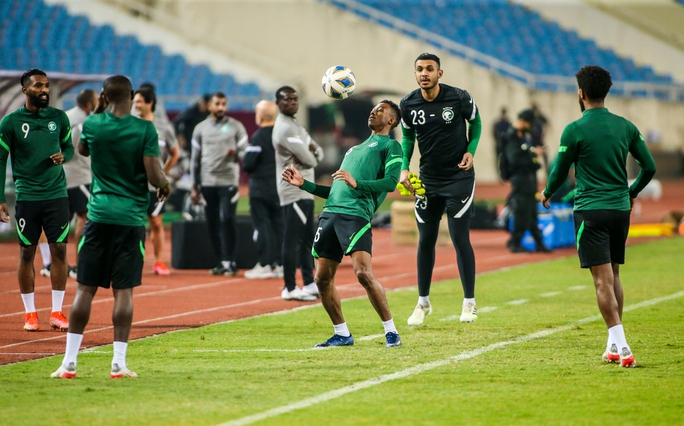 CLIP: Đội tuyển Ả Rập Saudi tập làm quen sân Mỹ Đình - Ảnh 5.