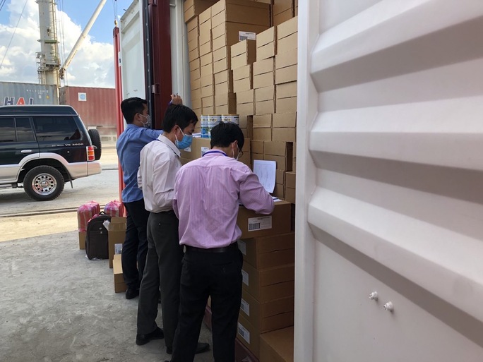 Lô sữa từ thiện hơn 22.300 hộp kẹt ở cảng Cát Lái đã được thông quan - Ảnh 1.