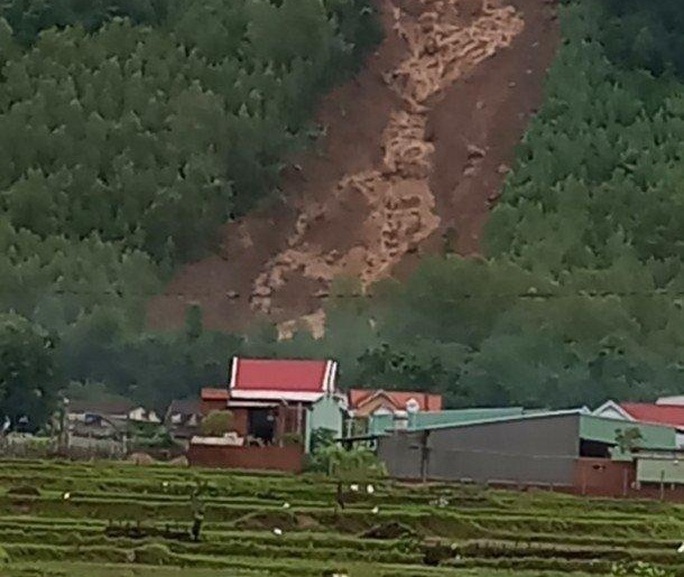 Bình Định: Sạt lở núi, hàng ngàn m3 đất đá ầm ầm đổ xuống khu dân cư - Ảnh 2.