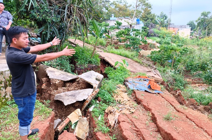 CLIP: Cận cảnh sụt lún, trượt đất kinh hoàng tại TP Bảo Lộc - Ảnh 2.