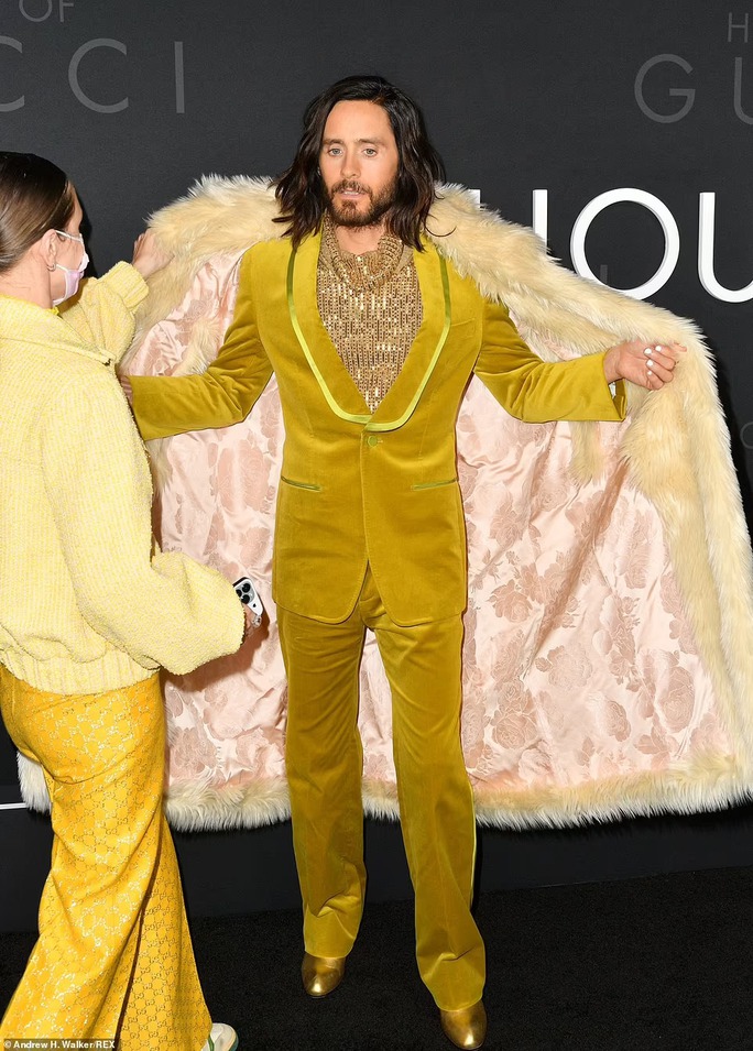 Lady Gaga “thả rông” vòng 1 ra mắt phim “House of Gucci” - Ảnh 8.