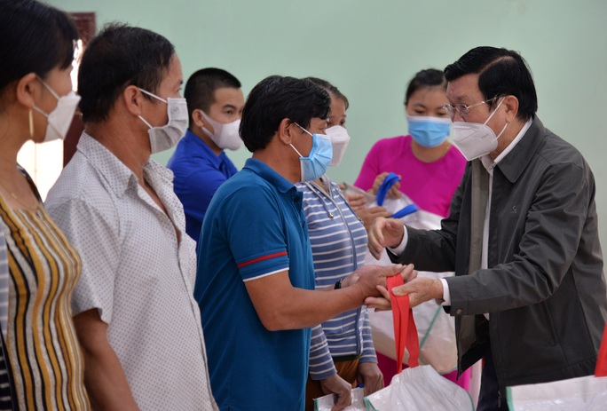 Nguyên Chủ tịch nước Trương Tấn Sang trao tặng hơn 1.600 bộ áo phao cứu sinh cho ngư dân - Ảnh 1.