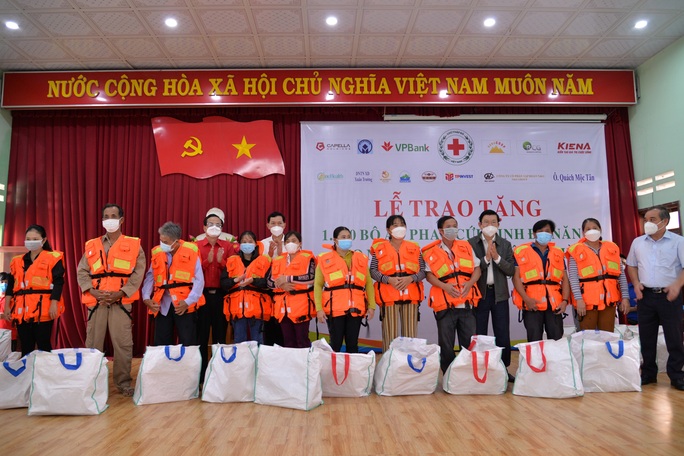 Nguyên Chủ tịch nước Trương Tấn Sang trao tặng hơn 1.600 bộ áo phao cứu sinh cho ngư dân - Ảnh 2.