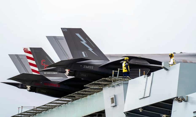 F-35 lao xuống biển sau khi cất cánh từ tàu sân bay Anh - Ảnh 2.