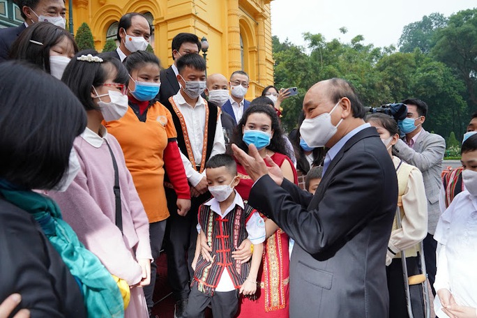 Xúc động cuộc gặp của Chủ tịch nước với trẻ nhỏ khuyết tật vượt lên số phận - Ảnh 1.