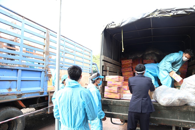 Ngành kiểm sát trao quà hỗ trợ người dân, đồng nghiệp ở Lào - Ảnh 2.