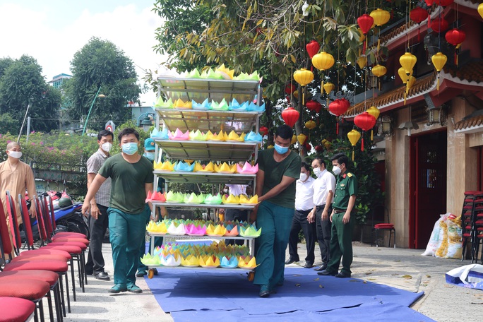 2021 hoa đăng tưởng niệm các nạn nhân Covid-19 ở chùa Pháp Hoa - Ảnh 4.