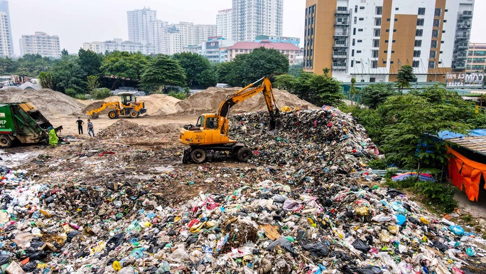 Hồ chứa tại bãi rác lớn nhất Hà Nội quá tải, nguy cơ tràn chất thải ra môi trường - Ảnh 1.