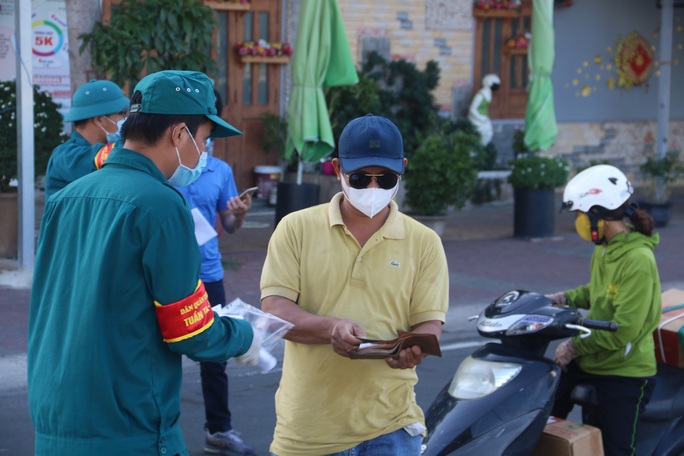 Tỉnh Bình Thuận lập chốt kiểm soát người ra vào vùng cam, vùng đỏ - Ảnh 1.