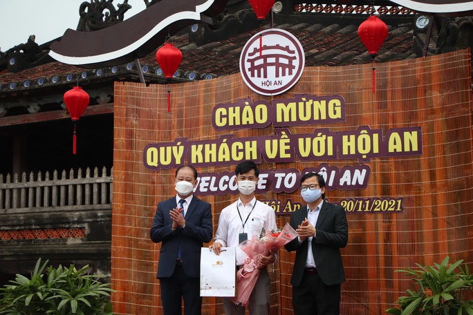 Khách quốc tế đến tham quan, Hội An sôi động trở lại - Ảnh 7.