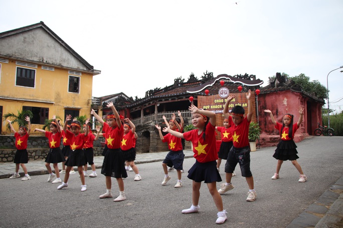 Khách quốc tế đến tham quan, Hội An sôi động trở lại - Ảnh 17.