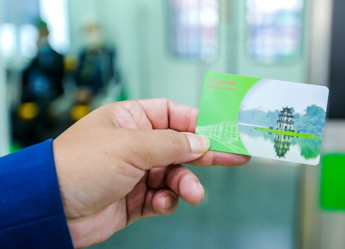 CLIP: Hành khách đông đúc trong ngày đầu tiên tàu điện Cát Linh-Hà Đông bán vé - Ảnh 4.