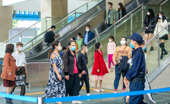 CLIP: Hành khách đông đúc trong ngày đầu tiên tàu điện Cát Linh-Hà Đông bán vé - Ảnh 13.