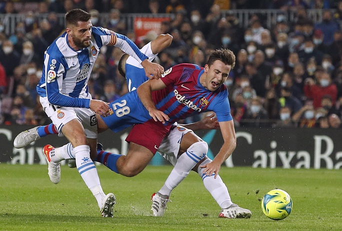 Thắng chật vật derby Catalan, Barcelona tặng quà thầy mới Xavi - Ảnh 2.