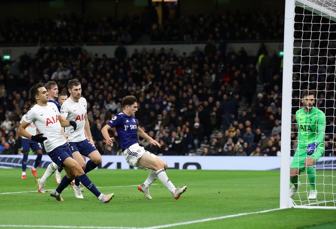 Tottenham ngược dòng hạ Leeds United, Conte có chiến thắng đầu tay - Ảnh 2.