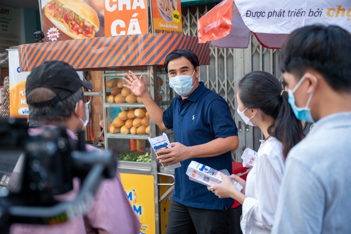 MC Quyền Linh tìm việc làm cho người lao động sau dịch - Ảnh 1.