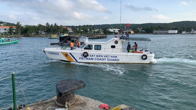 Cảnh sát biển kịp thời đưa thuyền viên bệnh nặng vào Phú Quốc cấp cứu - Ảnh 3.