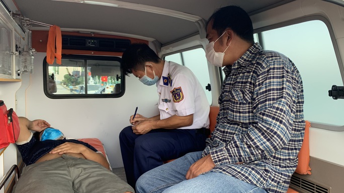 Cảnh sát biển kịp thời đưa thuyền viên bệnh nặng vào Phú Quốc cấp cứu - Ảnh 2.