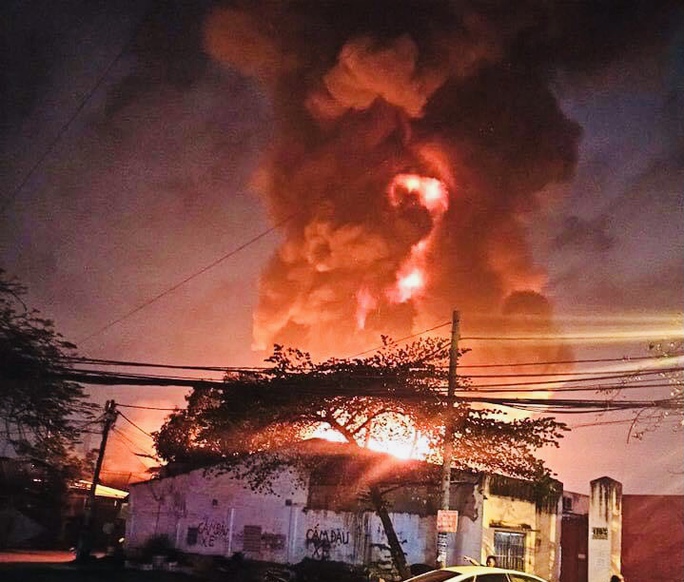TP HCM: Cháy lớn tại một nhà xưởng giữa đêm  - Ảnh 1.