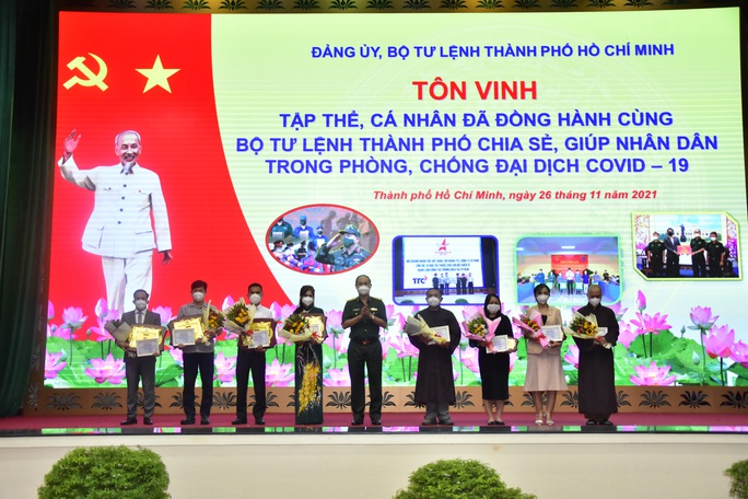 Bộ Tư lệnh TP HCM tôn vinh 89 tập thể, 18 cá nhân đồng hành phòng, chống dịch Covid-19 - Ảnh 2.