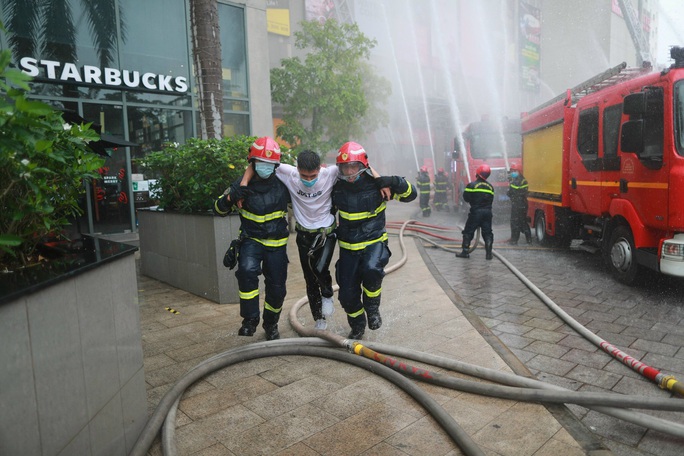 Cận cảnh giải cứu hàng trăm người mắc kẹt trong đám cháy ở chung cư cao tầng - Ảnh 2.