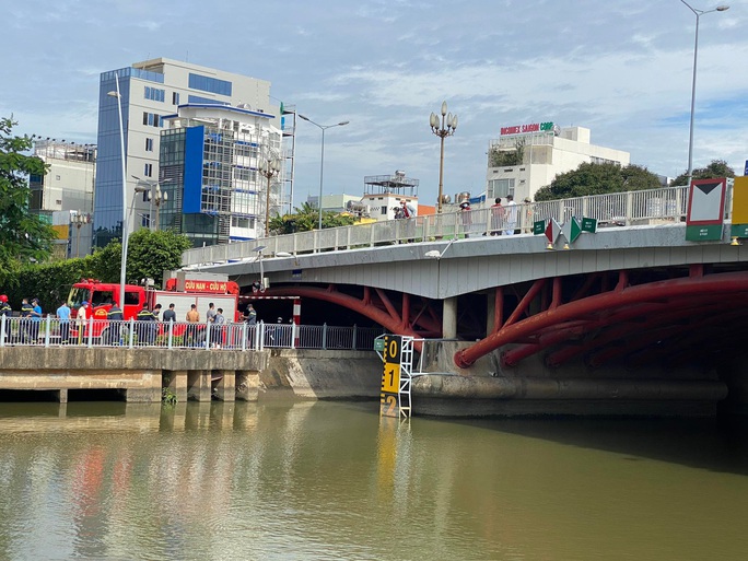 Thanh niên gieo mình xuống kênh Nhiêu Lộc- Thị Nghè - Ảnh 3.