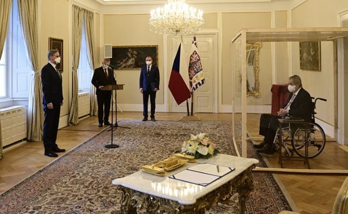 Tổng thống Czech phải ngồi trong... lồng kính để bổ nhiệm tân thủ tướng - Ảnh 1.