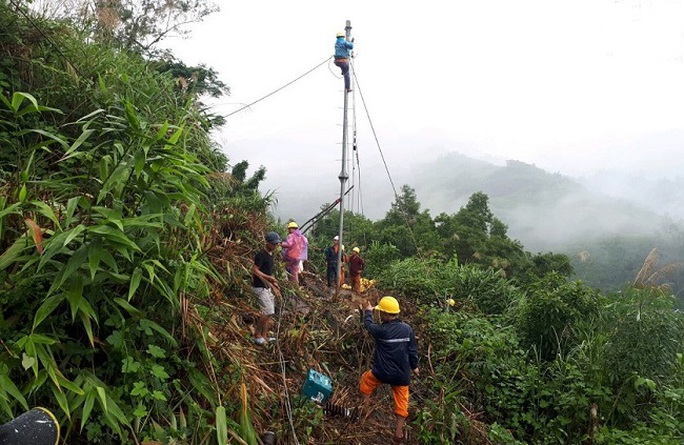 PC Quảng Ngãi: Tập trung khắc phục sự cố lưới điện do mưa lũ - Ảnh 2.