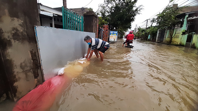 CLIP: Mưa lớn kéo dài, nhiều nơi ở Bình Định chìm trong nước lũ - Ảnh 2.