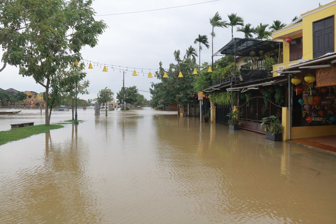 Mưa lớn, thủy điện xả lũ, nhiều nơi ở Quảng Nam ngập nặng - Ảnh 8.