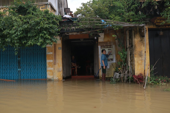 Mưa lớn, thủy điện xả lũ, nhiều nơi ở Quảng Nam ngập nặng - Ảnh 16.