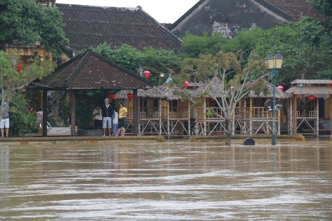 Mưa lớn, thủy điện xả lũ, nhiều nơi ở Quảng Nam ngập nặng - Ảnh 12.