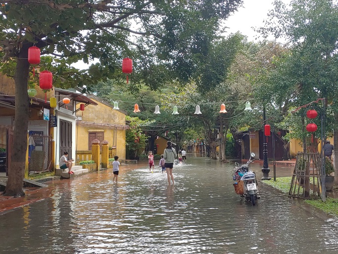 Mưa lớn, thủy điện xả lũ, nhiều nơi ở Quảng Nam ngập nặng - Ảnh 18.