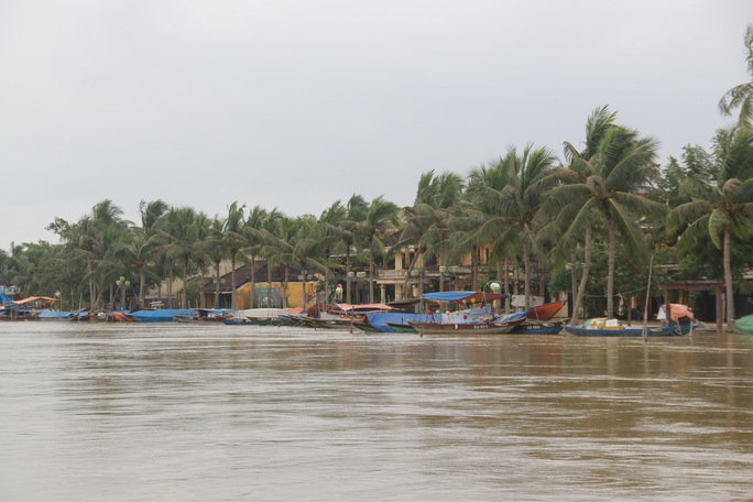 Mưa lớn, thủy điện xả lũ, nhiều nơi ở Quảng Nam ngập nặng - Ảnh 15.