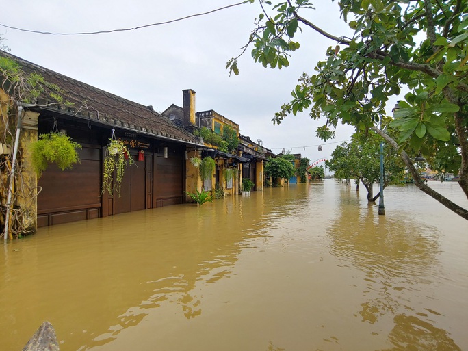 Mưa lớn, thủy điện xả lũ, nhiều nơi ở Quảng Nam ngập nặng - Ảnh 17.