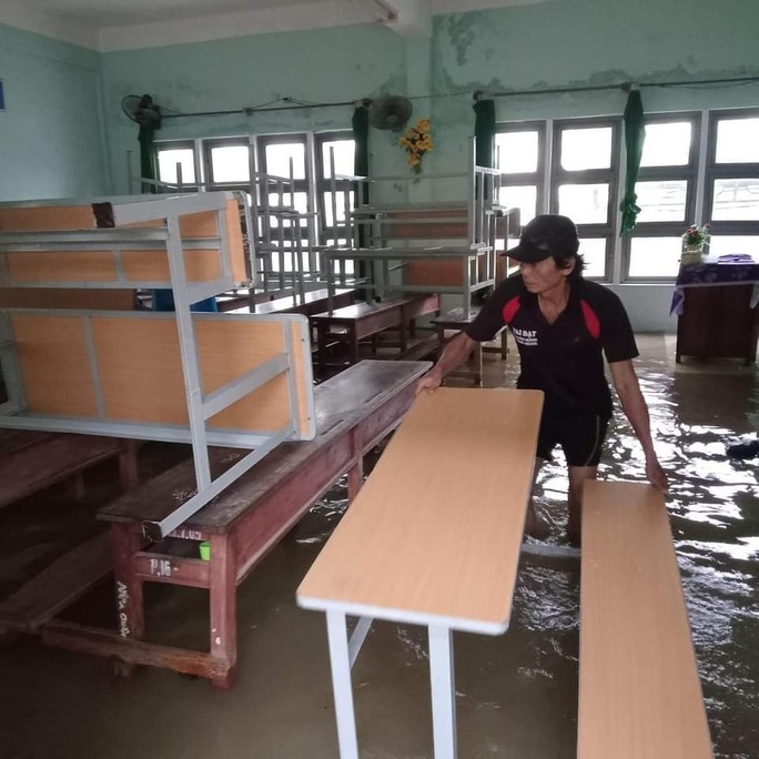 Nước lũ bao vây, hơn 66.000 học sinh Bình Định không thể đến trường - Ảnh 2.