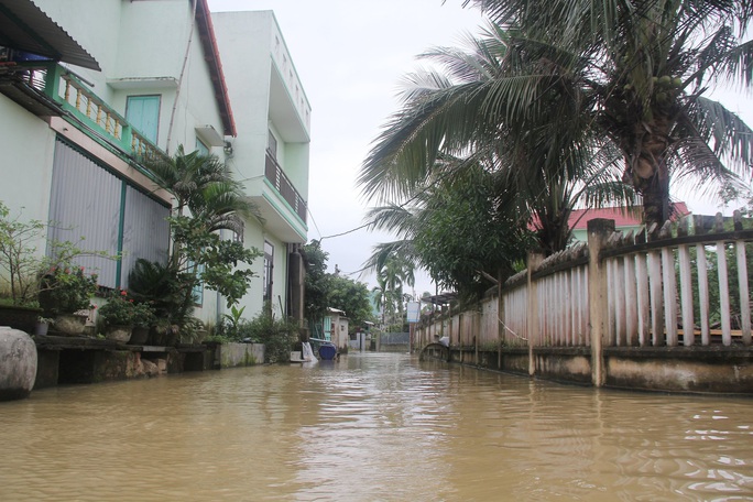 Mưa lớn, thủy điện xả lũ, nhiều nơi ở Quảng Nam ngập nặng - Ảnh 4.