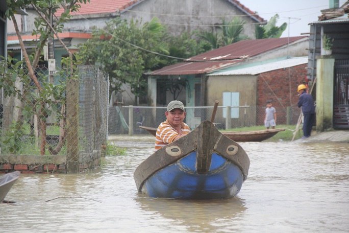 Mưa lớn, thủy điện xả lũ, nhiều nơi ở Quảng Nam ngập nặng - Ảnh 7.
