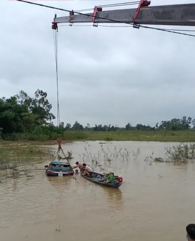 Mưa lớn, thủy điện xả lũ, nhiều nơi ở Quảng Nam ngập nặng - Ảnh 1.