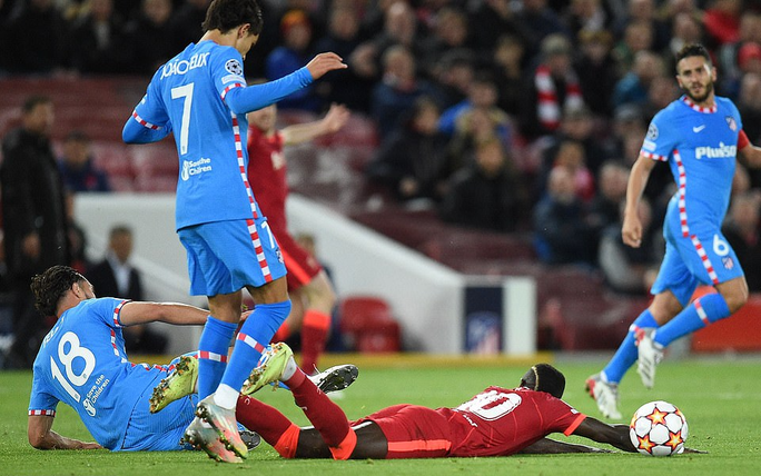 Luis Suarez mất bàn thắng ngày về Anfield, Liverpool vượt vòng bảng Champions League - Ảnh 5.