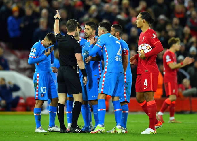 Luis Suarez mất bàn thắng ngày về Anfield, Liverpool vượt vòng bảng Champions League - Ảnh 6.