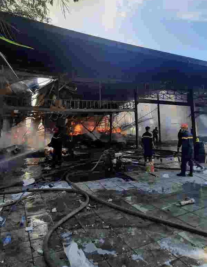 Một nhà xưởng bốc cháy dữ dội ở Củ Chi - TP HCM - Ảnh 1.