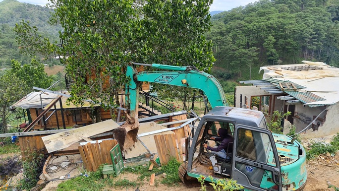 CLIP: Cưỡng chế, giải tỏa làng biệt thự trái phép cạnh hồ Tuyền Lâm - Đà Lạt - Ảnh 4.