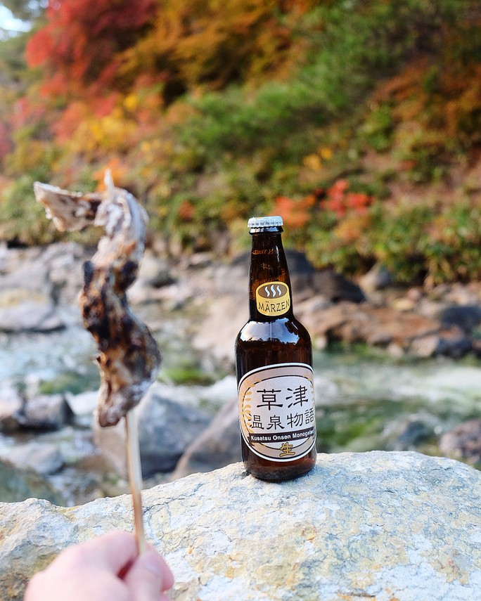 Uống bia, ăn cá nướng giữa rừng thu lá đỏ Nhật Bản - Ảnh 4.