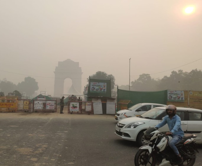 Người dân Ấn Độ thức dậy trong lớp khói mù độc hại nhất năm - Ảnh 6.