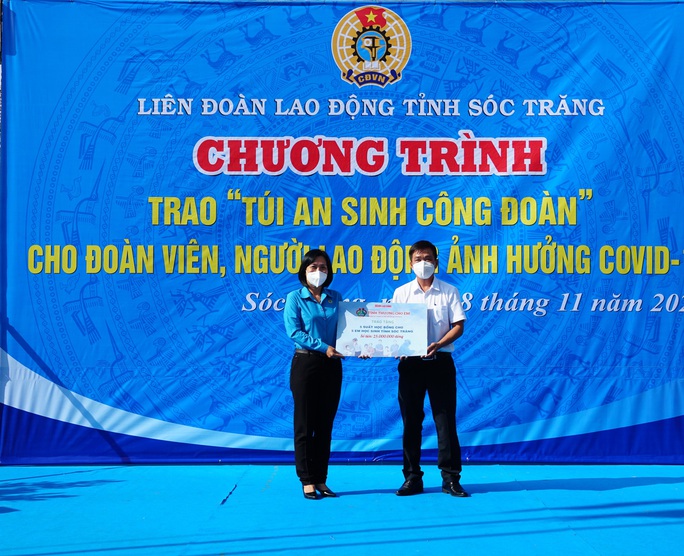 Xúc động buổi trao học bổng “Tình thương cho em” tại Sóc Trăng - Ảnh 1.