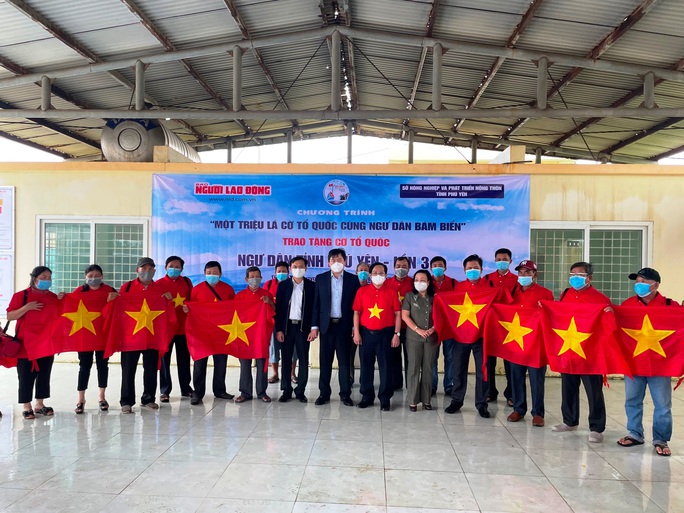 Dấu ấn hành trình trao cờ Tổ Quốc - Ảnh 1.