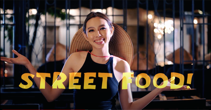 Hoa hậu chọn bánh tráng trộn giới thiệu với bạn bè quốc tế - Ảnh 2.